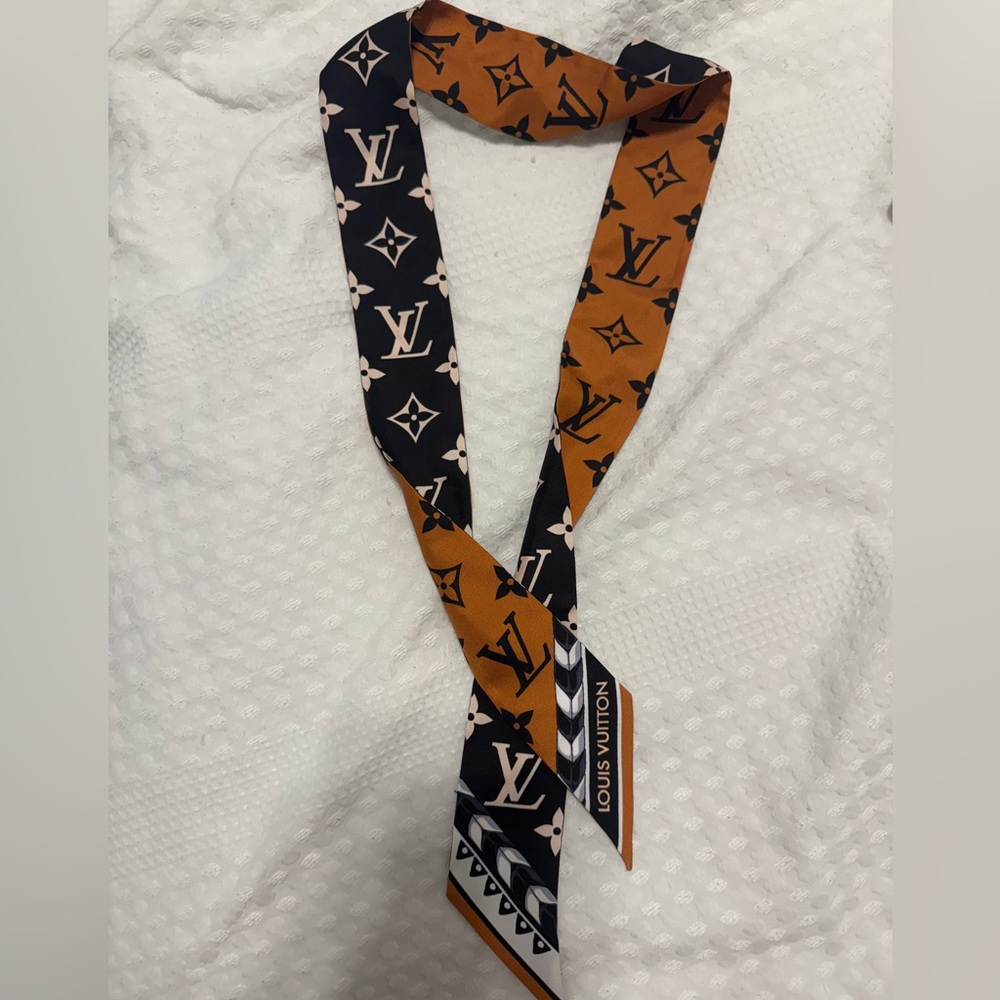 Louis Vuitton Authentic burnt Orange and Black Monogram twilly 🧡🖤✨